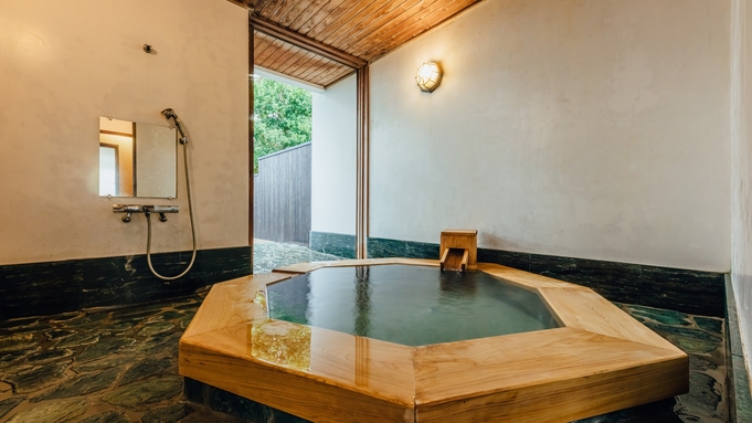 【かりん】和と洋が融合するモダンでスタイリッシュなお部屋。八角形の檜風呂が印象的